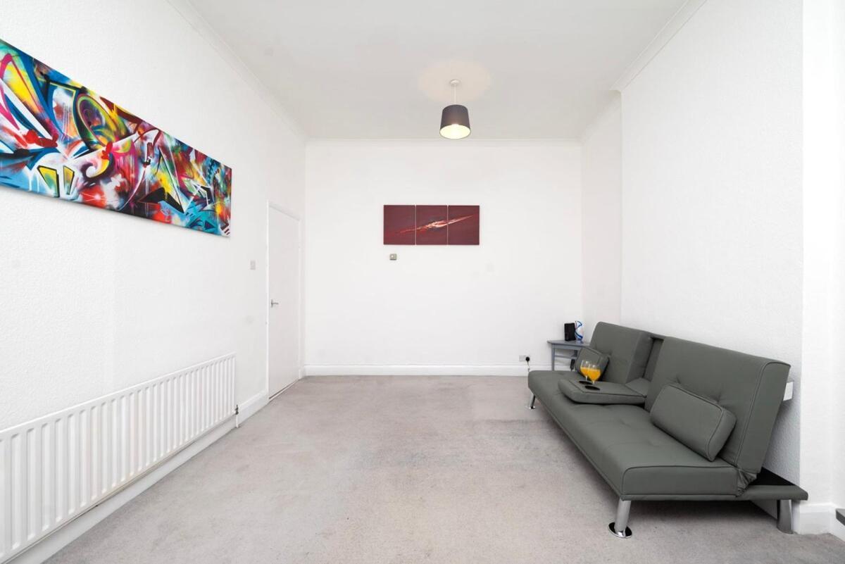 Spacious Minimalist 1br Flat In Appartement