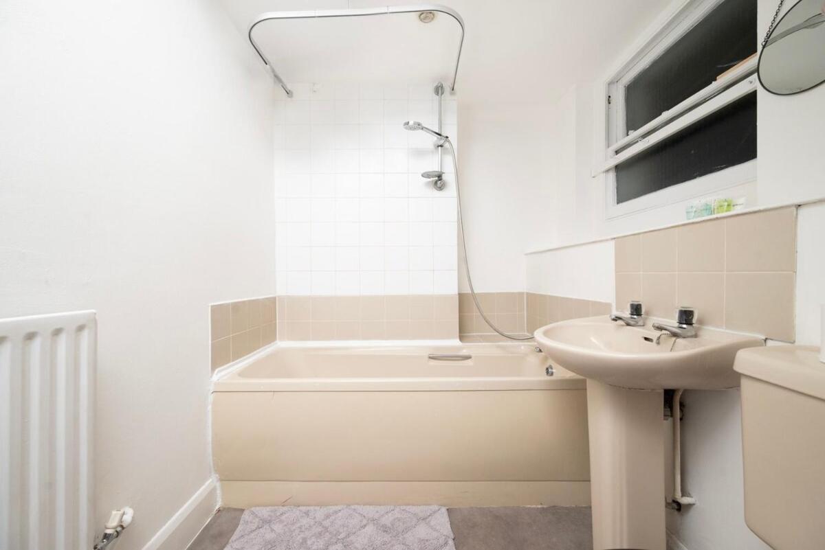Spacious Minimalist 1br Flat In Appartement